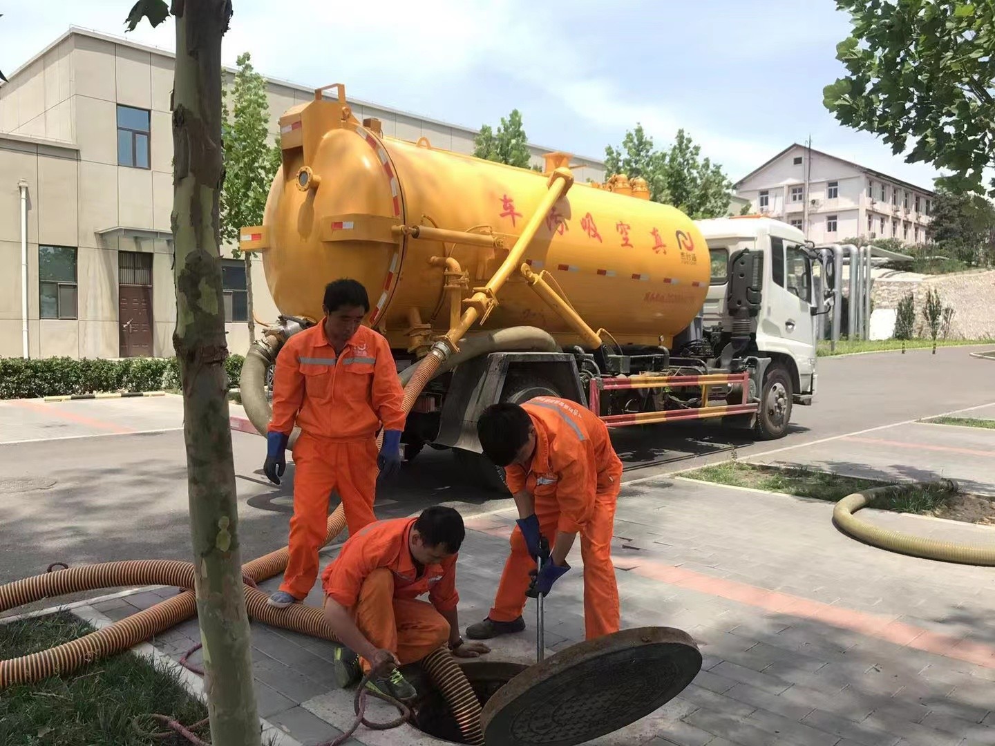 金寨化粪池清理与5-8吨吸粪车施工效率分析